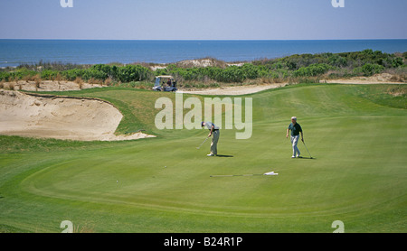 Kiawah Island une île près de Charleston est une destination populaire ces golfeurs sont au cours de l'Océan Banque D'Images