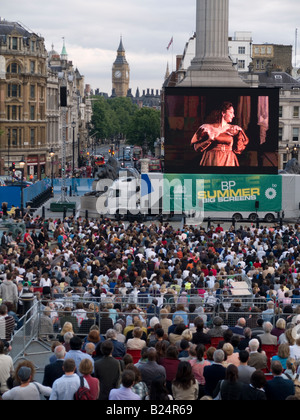 Les foules à Trafalgar Square, Londres, Royaume-Uni, au cours de l'Opéra Royal BP diffusion d'été Banque D'Images