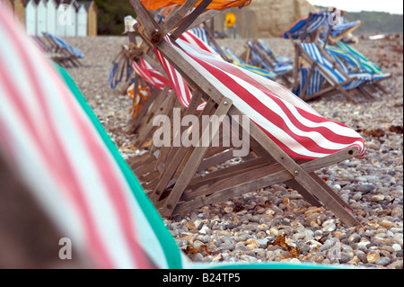 Transats sur la plage dans la bière, Devon Banque D'Images