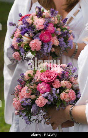 Les filles portent des poésies de fleurs au Dunmow Flitch Trial Great Dunmow Essex UK 2008 2000s HOMER SYKES Banque D'Images