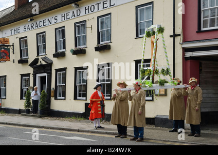 Dunmow Flitch Trial Great Dunmow Essex UK 'Flitch of Bacon' à l'extérieur du Saracens Head Hotel HOMER SYKES Banque D'Images