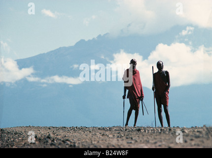 Deux moran Maasai la silhouette debout avec leurs lances et du capes ou shukas sud du Kenya Afrique de l'Est Banque D'Images