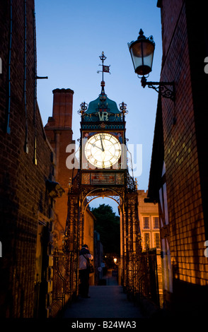 Les Infirmières de l'Eastgate Clock sur les remparts de la ville romaine dans la soirée Chester UK 2008 Banque D'Images