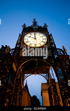 Les Infirmières de l'Eastgate Clock sur les remparts de la ville romaine dans la soirée Chester UK 2008 Banque D'Images