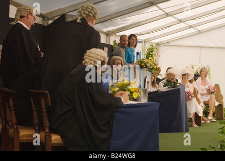 La salle d'audience. couple marié sur procès. Dunmow Flitch Procès Great Dunmow Essex UK Banque D'Images