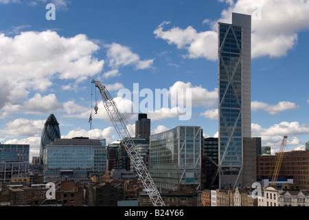 La Broadgate Tower sur Bishopsgate se dresse au-dessus de la ville de Londres. Dans l'arrière-plan est le gherkin tower et bâtiments 42 Banque D'Images