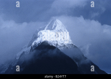 La montagne emblématique Mitre Peak (1692 mètres / 5560 pieds) en hiver, Milford Sound, Fiordland, Nouvelle-Zélande Banque D'Images