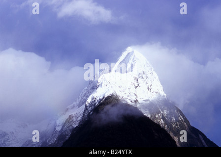 La montagne emblématique Mitre Peak (1692 mètres / 5560 pieds) en hiver, Milford Sound, Fiordland, Nouvelle-Zélande Banque D'Images