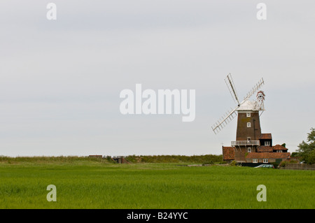 Le moulin sur la côte au petit village de Norfolk Claj suivant la mer, en Angleterre. Banque D'Images