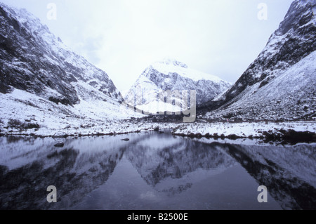 Mont Talbot (2105m), reflétée sur une alpine tarn, Hollyford River Valley, près de Milford Sound, Fiordland, Nouvelle-Zélande Banque D'Images