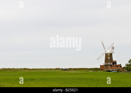 Le moulin sur la côte au petit village de Norfolk Claj suivant la mer, en Angleterre. Banque D'Images