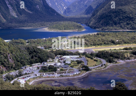 Arthur River Valley (Milford Sound fin de la célèbre Milford Track) avec Milford Sound (village) premier plan, Fiordland, Nouvelle-Zélande Banque D'Images