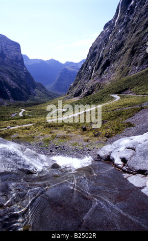 Cleddau Valley (Bras sud), montrant la liquidation de la State Highway 94 cours (Le Milford Road), Fiordland, Nouvelle-Zélande Banque D'Images