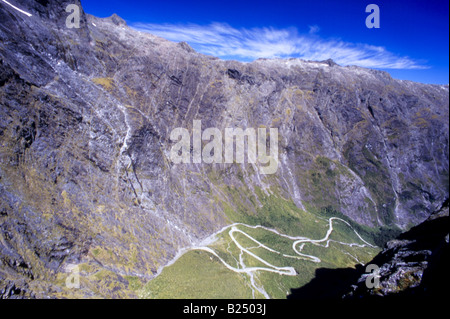 Vue aérienne de la vallée Cleddau (Bras sud), montrant la liquidation de la State Highway 94 cours (Le Milford Road), Fiordland, Nouvelle-Zélande Banque D'Images