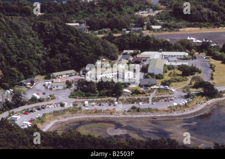 Vue aérienne de Milford Sound (village), terminus de la State Highway 94, Fiordland, Nouvelle-Zélande. Banque D'Images