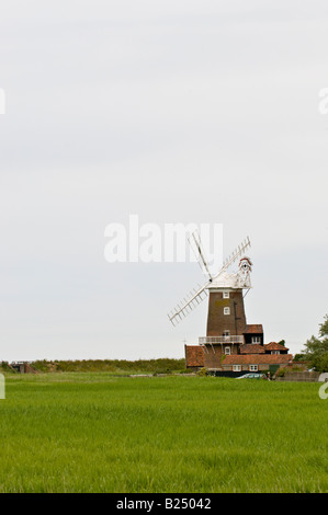 Le moulin sur la côte au petit village de Norfolk Claj suivant la mer, en Angleterre. Banque D'Images