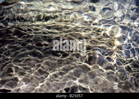 Résumé de réfraction de la lumière sur l'eau provoquant un effet d'attrcative Banque D'Images