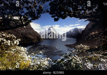 Portrait de Milford Sound au cours de l'hiver, après les récentes et neige avec Mitre iconiques distance pointe Banque D'Images