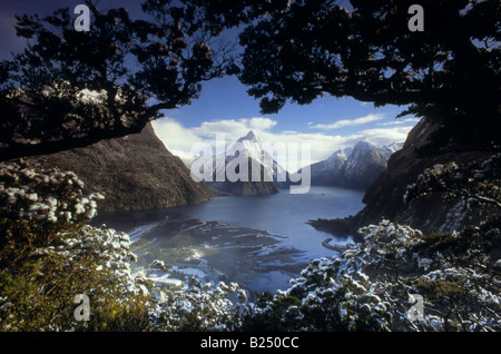 Portrait de Milford Sound au cours de l'hiver, après les récentes et neige avec Mitre iconiques distance pointe Banque D'Images