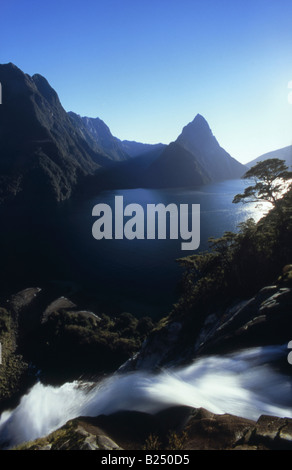 Portrait de Milford Sound aux côtés de Bowen Falls, avec Mitre iconiques distance pointe Banque D'Images