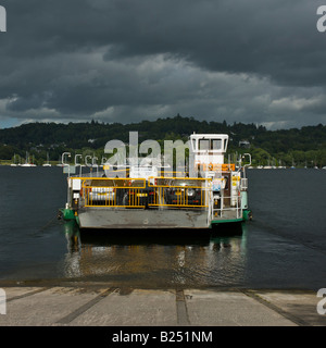 Mallard, le ferry qui traverse le lac Windermere, laissant Ferry Nab, Parc National de Lake District, Cumbria, Angleterre, Royaume-Uni Banque D'Images