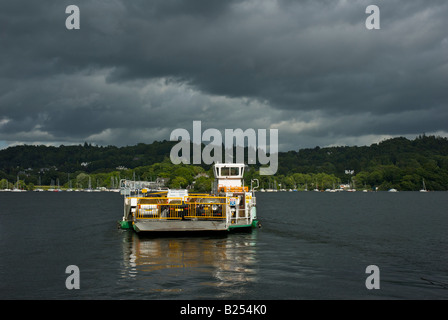 Mallard, le ferry qui traverse le lac Windermere, laissant Ferry Nab, Parc National de Lake District, Cumbria, Angleterre, Royaume-Uni Banque D'Images