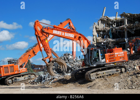 Les pelles travaillant sur le site de démolition de bâtiments, Bracknell, Berkshire, Angleterre, Royaume-Uni Banque D'Images