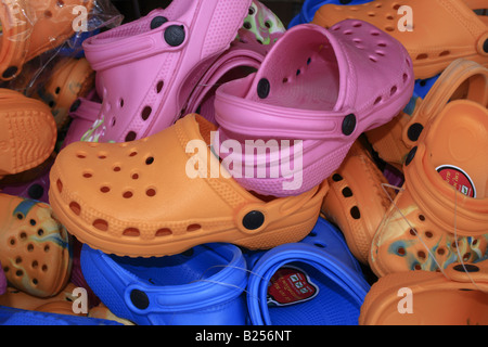 Crocs Chaussures au Souk Madinat al Quasr, Jumeirah, Dubaï, Emirats Arabes Unis. Photo par Willy Matheisl Banque D'Images