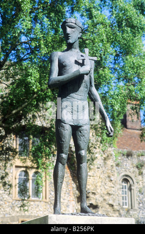 St Edmund bronze statue moderne sculpté Bury St Edmunds Suffolk East Anglia Angleterre UK English Saint Saxon Banque D'Images