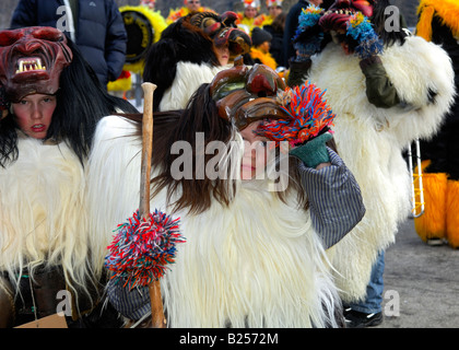 La transpiration des enfants à la parade d'Tschaeggaetae, porteurs de masque de carnaval, Wiler, Loetschental, Valais, Suisse Banque D'Images