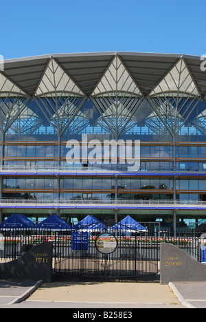 Porte principale et tribune, Hippodrome d'Ascot, Ascot, Berkshire, Angleterre,Royaume-Uni Banque D'Images