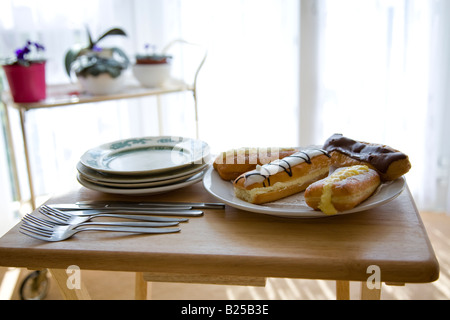 Une assiette de gâteaux à la crème de Tesco au Royaume-Uni disposées sur une plaque dans un style digne d'une dame âgée's home Banque D'Images