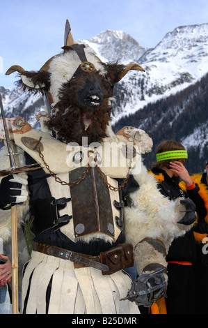 Masque de mouton à la parade de l'Tschaeggaetae, porteurs de masque de carnaval, Wiler, Loetschental, Valais, Suisse Banque D'Images