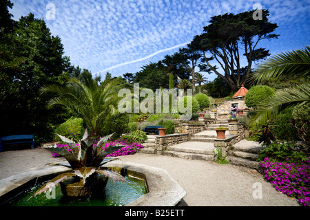 Dispositif de l'eau fontaine en bronze du sub-tropicales Tresco Abbey Gardens Banque D'Images