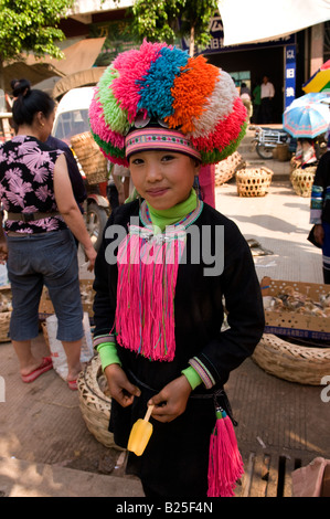 Un mignon Yao Fille habillée d'une robe traditionnelle Banque D'Images