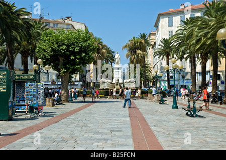 Une statue en marbre blanc de Napoléon sur place Marechal Foch avec des lions et des fontaines, Ajaccio Corse Banque D'Images