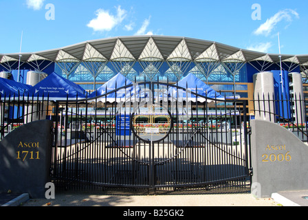 Porte principale et tribune, Hippodrome d'Ascot, Ascot, Berkshire, Angleterre,Royaume-Uni Banque D'Images