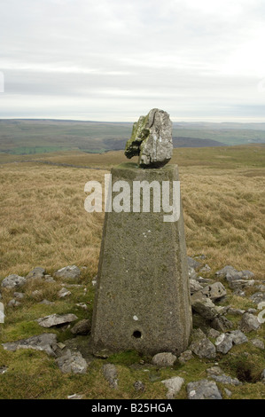 Trig point avec une pierre sur le dessus de la Endangered Species Crag du Yorkshire, UK Banque D'Images