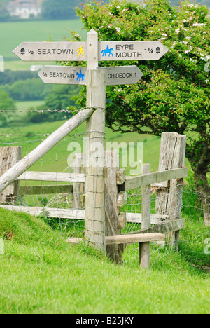 Panneau et stile sur le South West Coast Path dans le Dorset, UK Banque D'Images