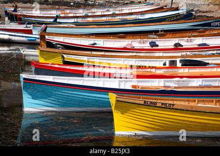 Close up of gig bateaux alignés dans le port de Porthleven, Cornwall UK. Banque D'Images