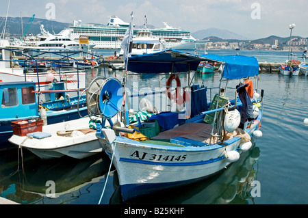 Le navire de croisière Légende de la mer amarré derrière des petits bateaux de pêche dans le port d'Ajaccio, Corse Banque D'Images