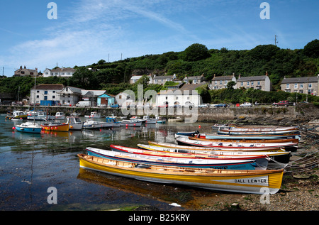 Gig bateaux alignés sur la plage de Porthleven dans Cornwall, UK. Banque D'Images