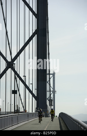 Les cyclistes sur le pont de Forth Road Banque D'Images