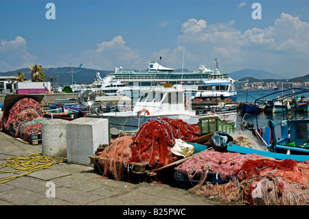 Filets colorés des pêcheurs reste sur le quai négligé par le navire de croisière Légende de la mer dans le port d'Ajaccio Corse Banque D'Images