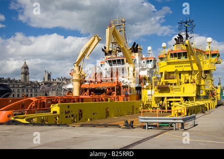 Service d'alimentation de la plate-forme pour les navires de forage de pétrole en mer du Nord amarré au port de la ville d'Aberdeen, Scotland UK Banque D'Images