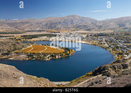 Cornish Point Vineyard and Lake Dunstan Cromwell Central Otago ile sud Nouvelle Zelande Banque D'Images