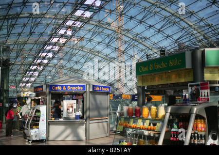 Des rafraîchissements en gare à l'aéroport de Francfort Banque D'Images