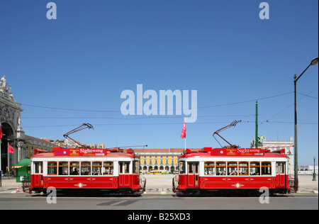 Les tramways touristiques en attente dans la Praca do Comercio, Lisbonne, Portugal. Banque D'Images
