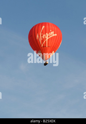 Virgin red hot air balloon contre un ciel bleu clair avec le logo vierge à la vue Banque D'Images