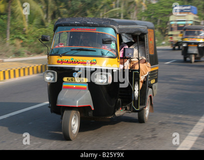 Tricycle auto rickshaw sur l'autoroute nationale près de Kerala Inde Attingai Banque D'Images